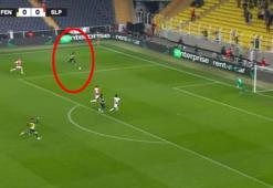 Fenerbahçe kaçırdığı golle saç baş yoldurdu! Fenerbahçe - Slavia Prag (VİDEO)