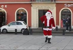 Sokaktaki Noel Baba bakın kim çıktı?