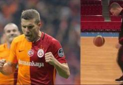 Podolski orta sahadan 3'lük attı!