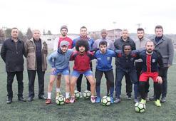 Gediz'de Afrikalı futbolcular ilgi odağı oldu