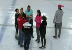 Anneler, milli sporcu kızlarına karşı curling oynadı