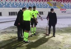 Saha temizlenemedi, maç bir saat geç başladı!