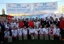 Gençlik ve Spor Bakanı Bak ve Dışişleri Bakanı Çavuşoğlu, Özel Sporcular Futsal Milli Takımı ile maç oynadı