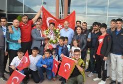 Dünya ikincisi işitme engelli güreşçiye coşkulu karşılama