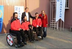 Engelli eskrimcilere sandalye desteği