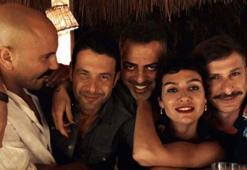 Birce Akalay, yeni yaşını yakın dostları ve sevgilisiyle kutladı