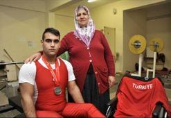 Annesi sırtında taşıdı O, dünyaları kaldırdı!