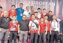 Minik güreşçiler de Avrupa'yı sallandı