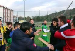 Tokat'ta amatör maçta kavga; elinde sopayla futbolculara saldırmaya kalktı!
