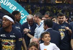 Obradovic, Ali Koç'u elinden tutup yanına aldı