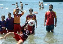 Bodrum'da küçük kaleciler suda antrenman yaptı