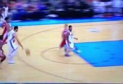 Enes Kanter'den salonu ayağa kaldıran smaç