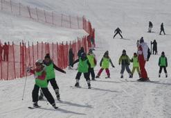 Öğrenciler karne hediyelerini kayak öğrenerek geçiriyor