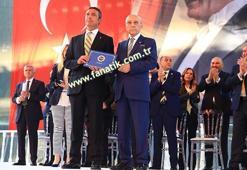 Herkes o ismi merak etti! İşte Ali Koç'un sahneye çıktığı an