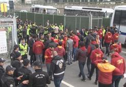 Galatasaray taraftarı TT Stadyumu önünde toplanıyor
