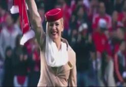 Hostesler tribünleri coşturdu