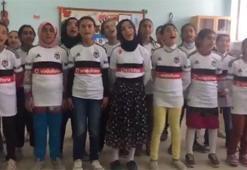 Vanlı öğrencilerden Beşiktaş marşı
