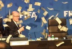Blatter'e 'para'lı protesto