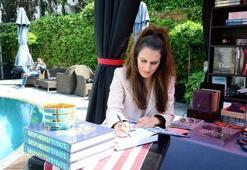 Nevbahar Koç tekneyle gelip kitap imzaladı