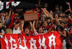 Tribünde tabut dolaştırdılar!