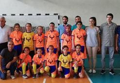 Eski lastiklerle çalışan kızlar futsalda şampiyon oldu