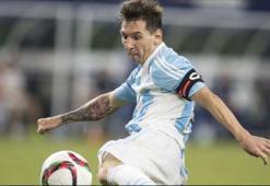 Messi Özil'e rakip oldu!