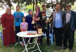 Şampiyon sporcu Ömer Keklikçi memleketinde davul ve zurnayla karşılandı
