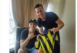 Mesut Özil Fenerbahçe formasıyla poz verdi