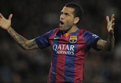 Alves Barcelona'dan haber bekliyor