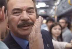 Orhan Gencebay'dan otobüste deodorant reklamı