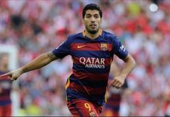Suarez bakın bu kez kimi ısırmak istedi