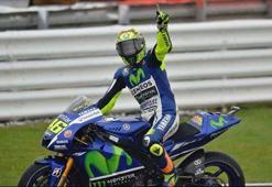 Rossi, yağmur altında liderliğe yükseldi