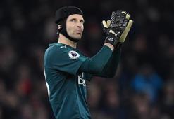 Petr Cech "kaskını çıkarıyor"