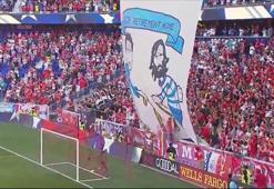 Pirlo ve Villa için açılan olay pankart!