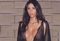 Kim Kardashian çıplak yemek yedi