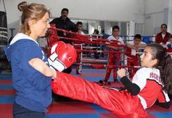 Kick boksçu çocuklar, aileleriyle antrenman yaptı