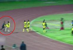 Teknik adam ve futbolcular hakemi dövdü!