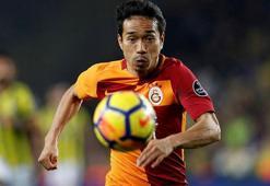 Yuto Nagatomo imzayı atıyor