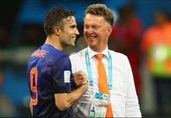 Louis van Gaal'den Van Persie açıklaması! İşte o görüntüler...