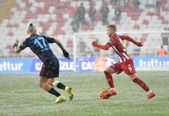 Sivasspor-Trabzonspor maçında yoğun kar yağışı! İşte o anlar