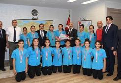 Hentbolcu kızlar şampiyonluk sevincini Vali Demirtaş ile paylaştı