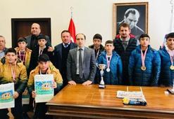 Tufanbeyli Ortaokulu güreşte Adana ikincisi