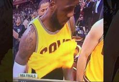 Lebron James'ten şok hareket! Milyonların önünde...