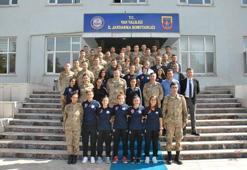 Hakkarigücü Kadın Futbol Takımı'ndan Tuğgeneral Özfidan'a teşekkür ziyareti