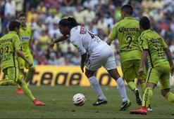 Ronaldinho stadı terk etti