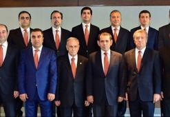 Dursun Özbek 1 adım önde