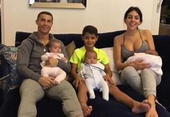 Ronaldo çoluk çocuk eş dinlemedi!