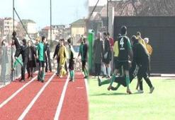Futbolcular taraftarlara saldırdı!