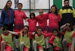 Futbola kadınların da ilgisi git gide artıyor
