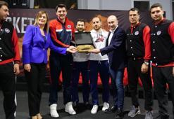 Bahçeşehir Koleji'nin basketbolcuları, İzmir'de öğrencilerle buluştu